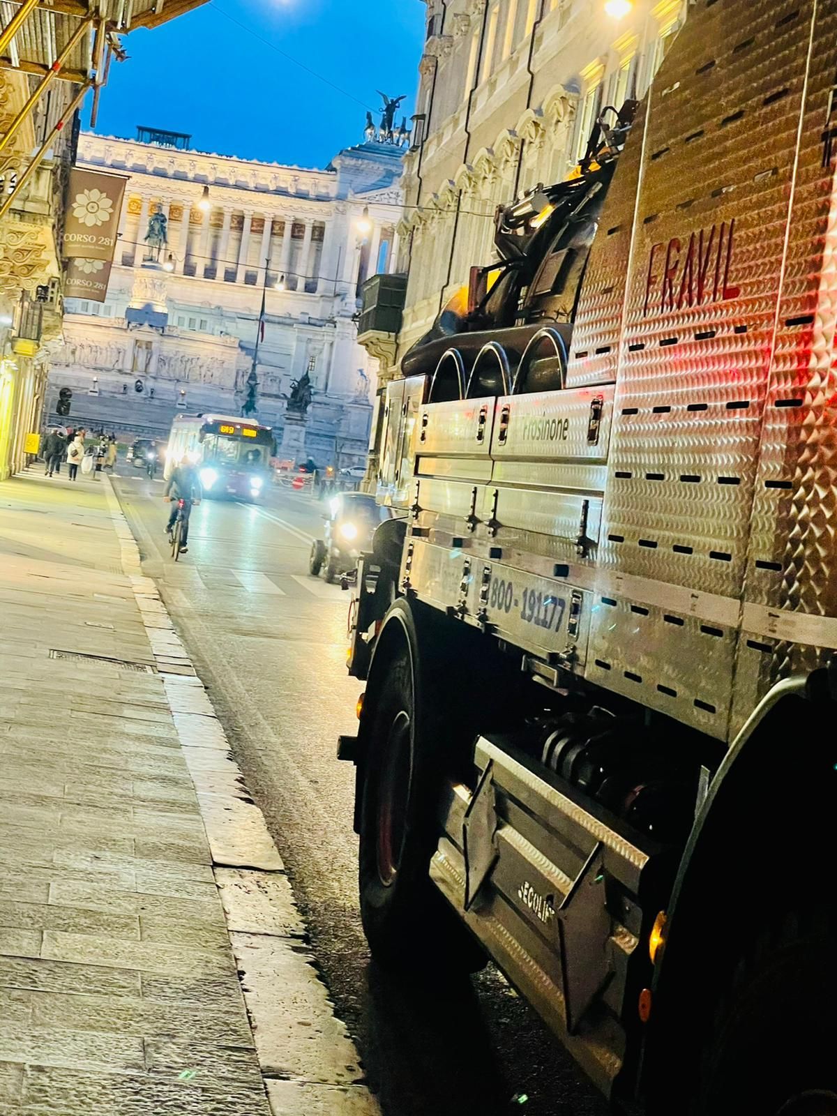 Persona che regola un termostato intelligente su una parete, in casa.