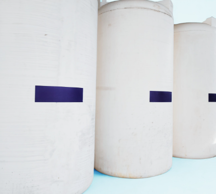 Persona che regola un termostato intelligente su una parete, in casa.