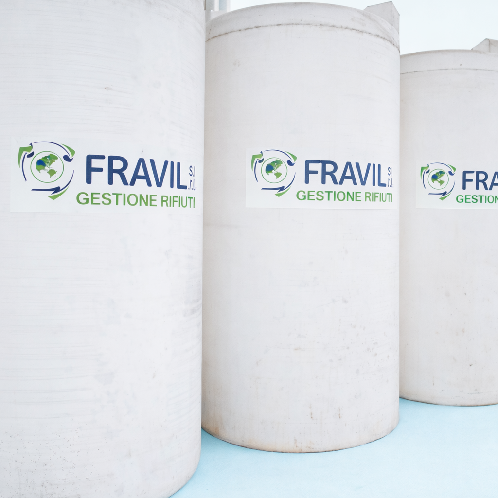 Grande camion industriale argentato sull'erba con cielo sullo sfondo.