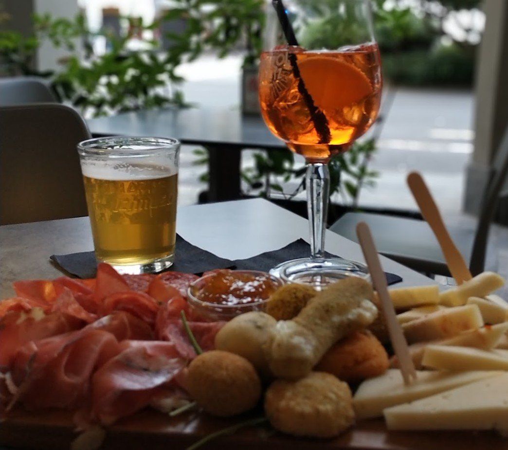 aperitivo con tagliere di salumi