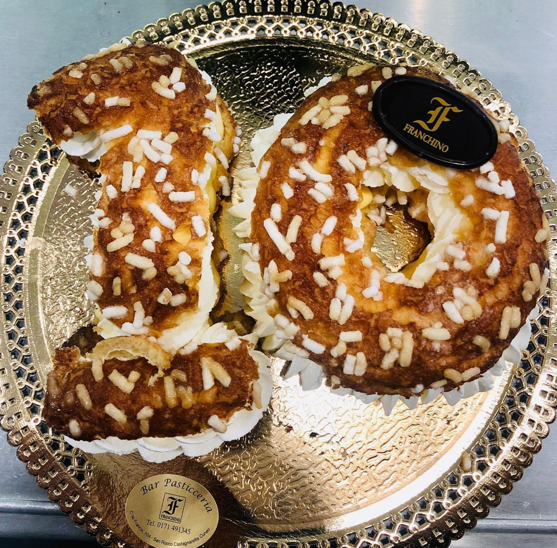 dolce ripieno di panna a forma di numero 10