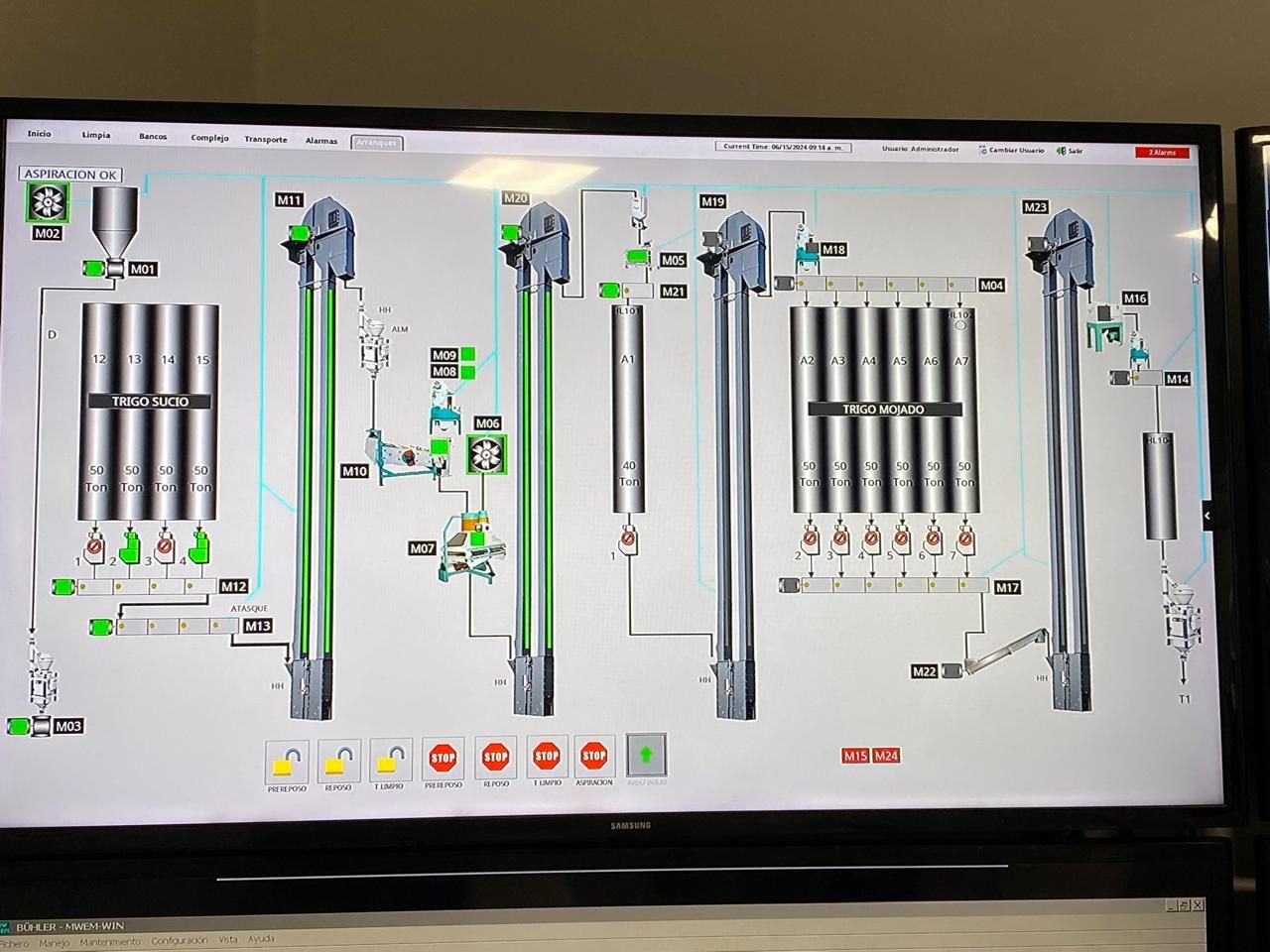 Pantalla del panel de control que muestra un diagrama de equipo industrial con tuberías y botones de colores.