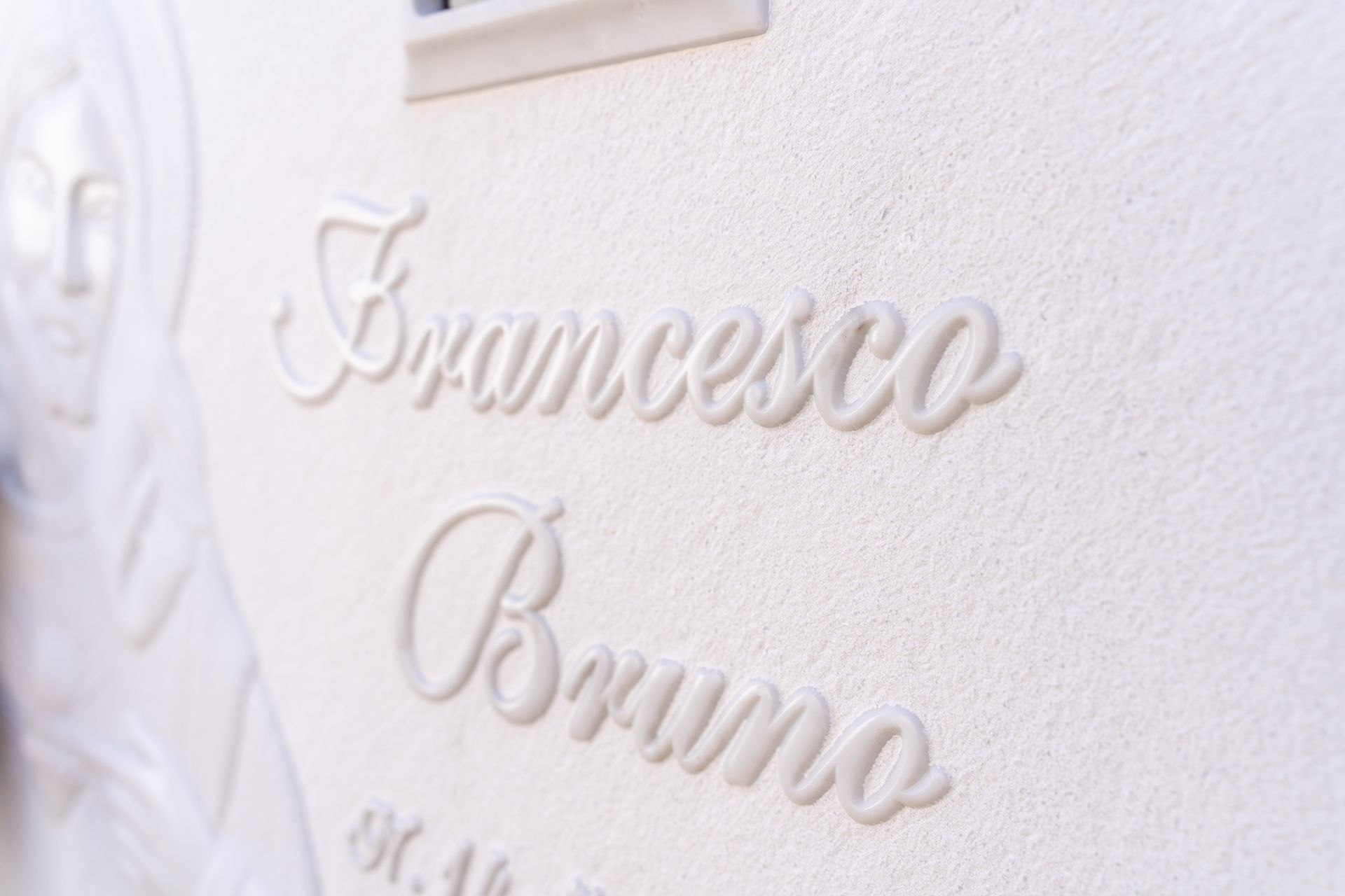 Parete bianca testurizzata con il nome 