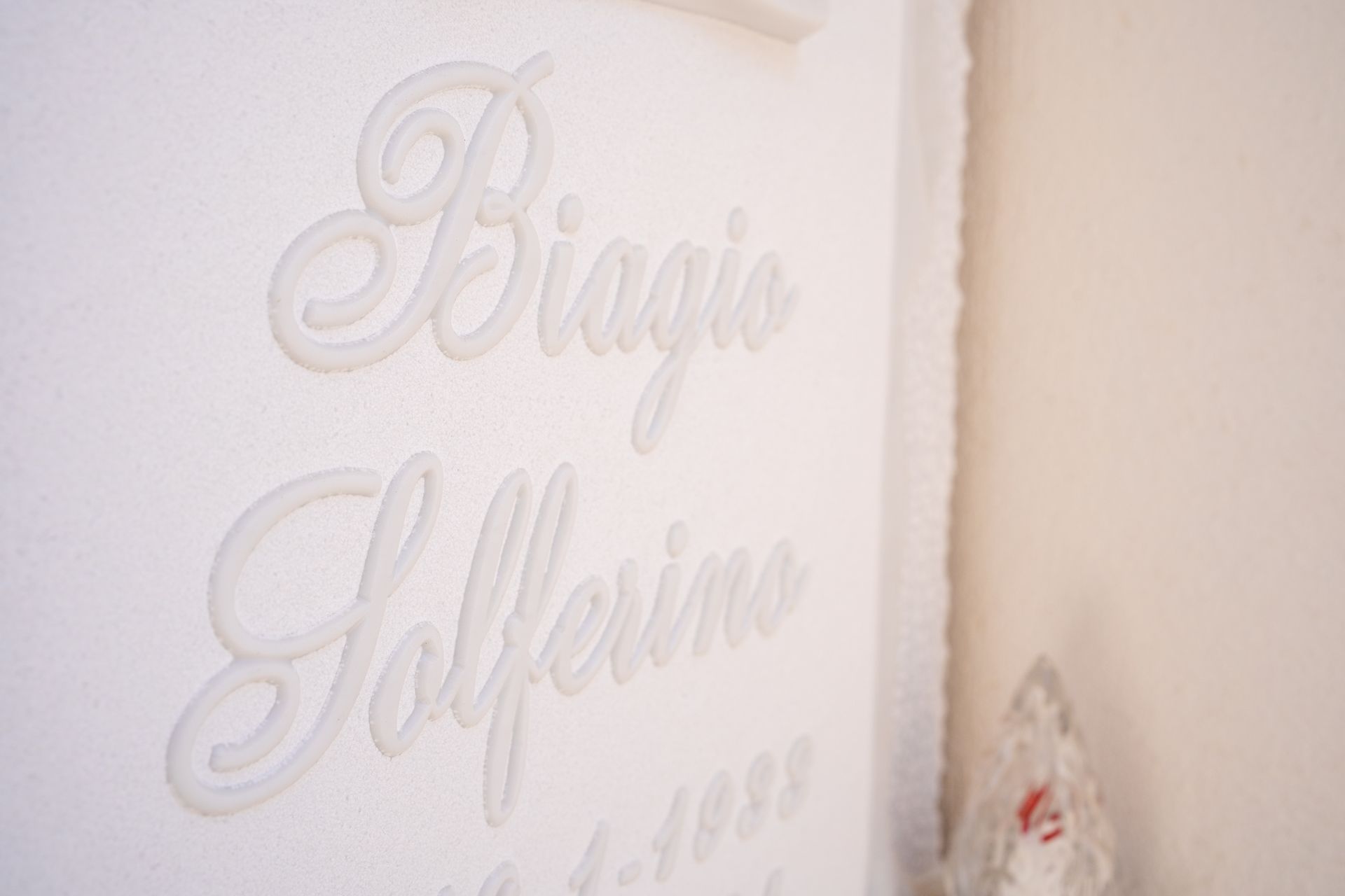 Primo piano di un muro bianco con il nome 