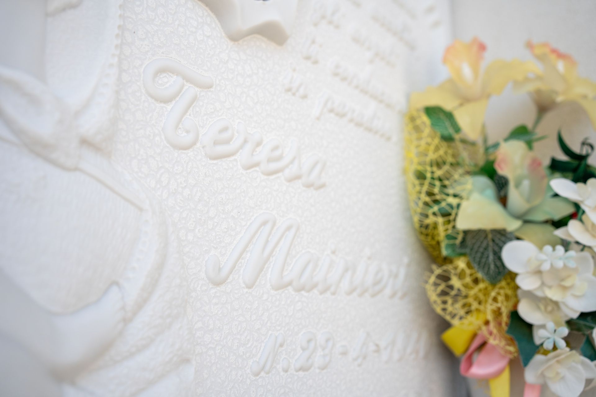 Targa in marmo bianco con il nome 