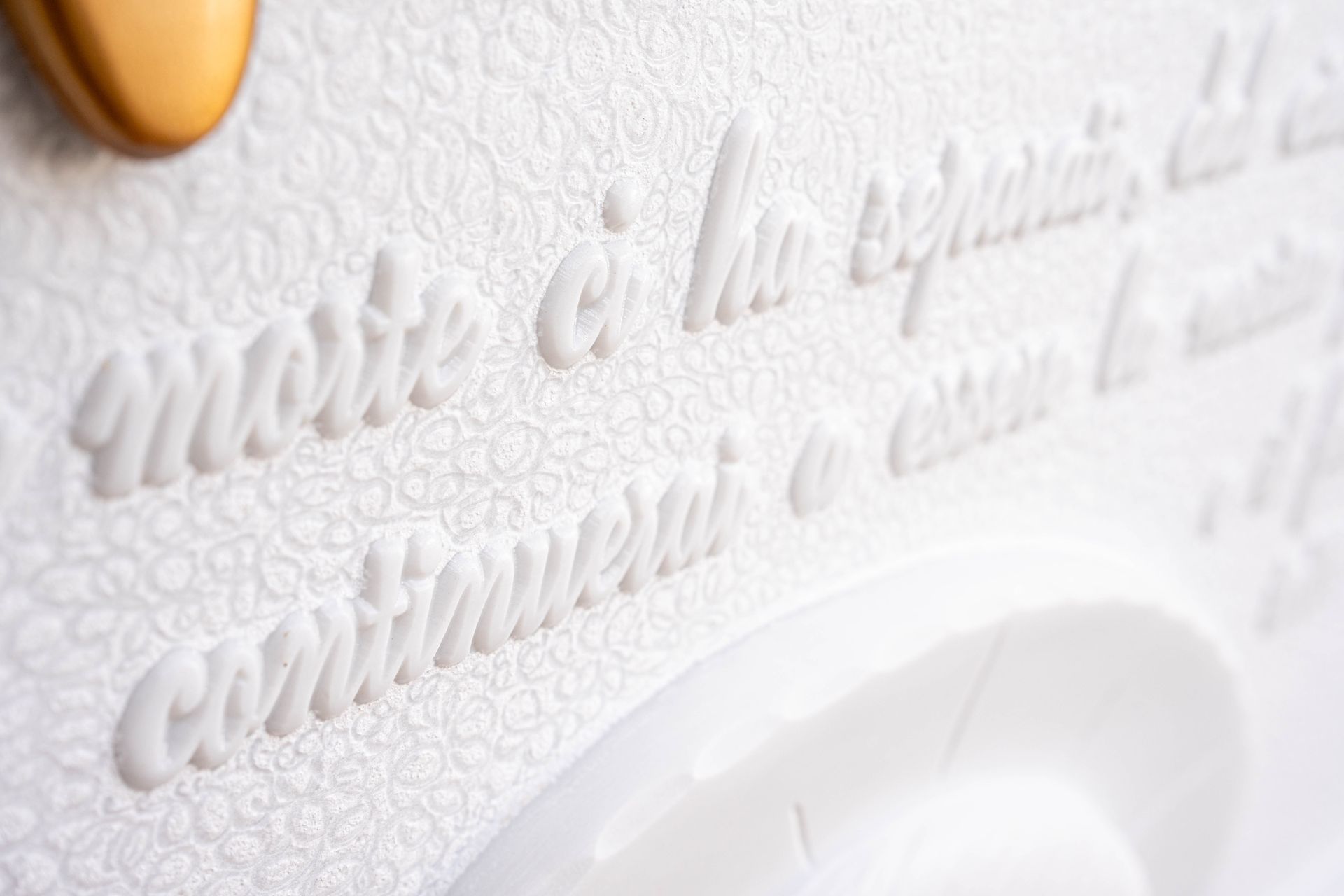 Un primo piano di un muro bianco con una citazione.