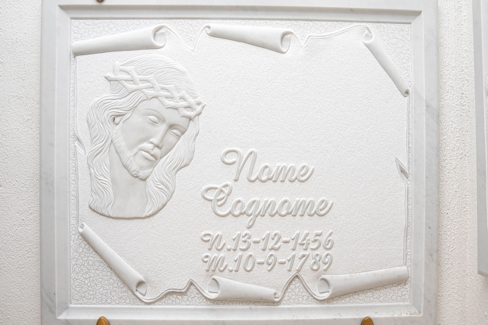 Una targa bianca con l'immagine di Gesù sopra