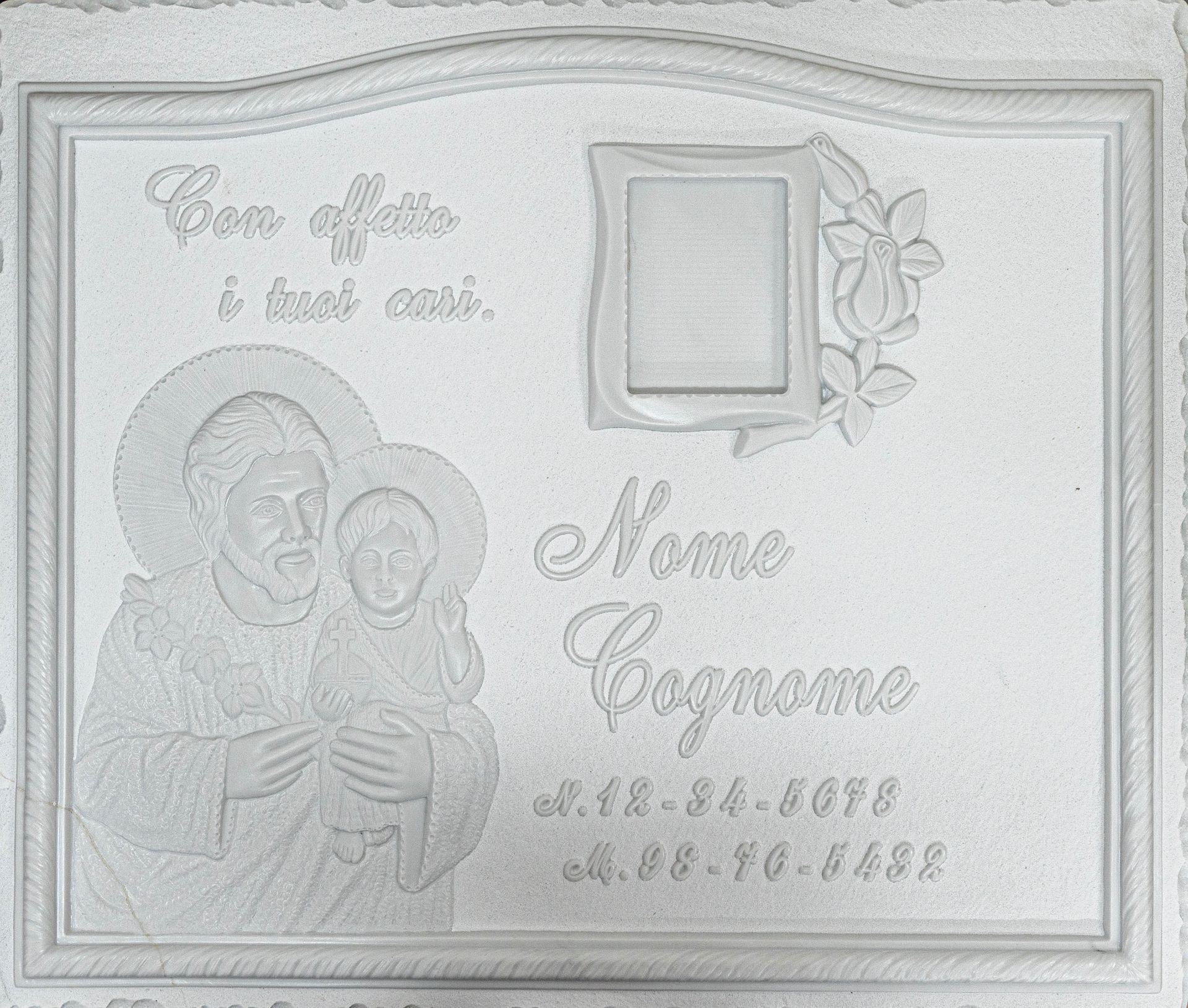 Una foto di un uomo che tiene in braccio un bambino con il nome nome cognone