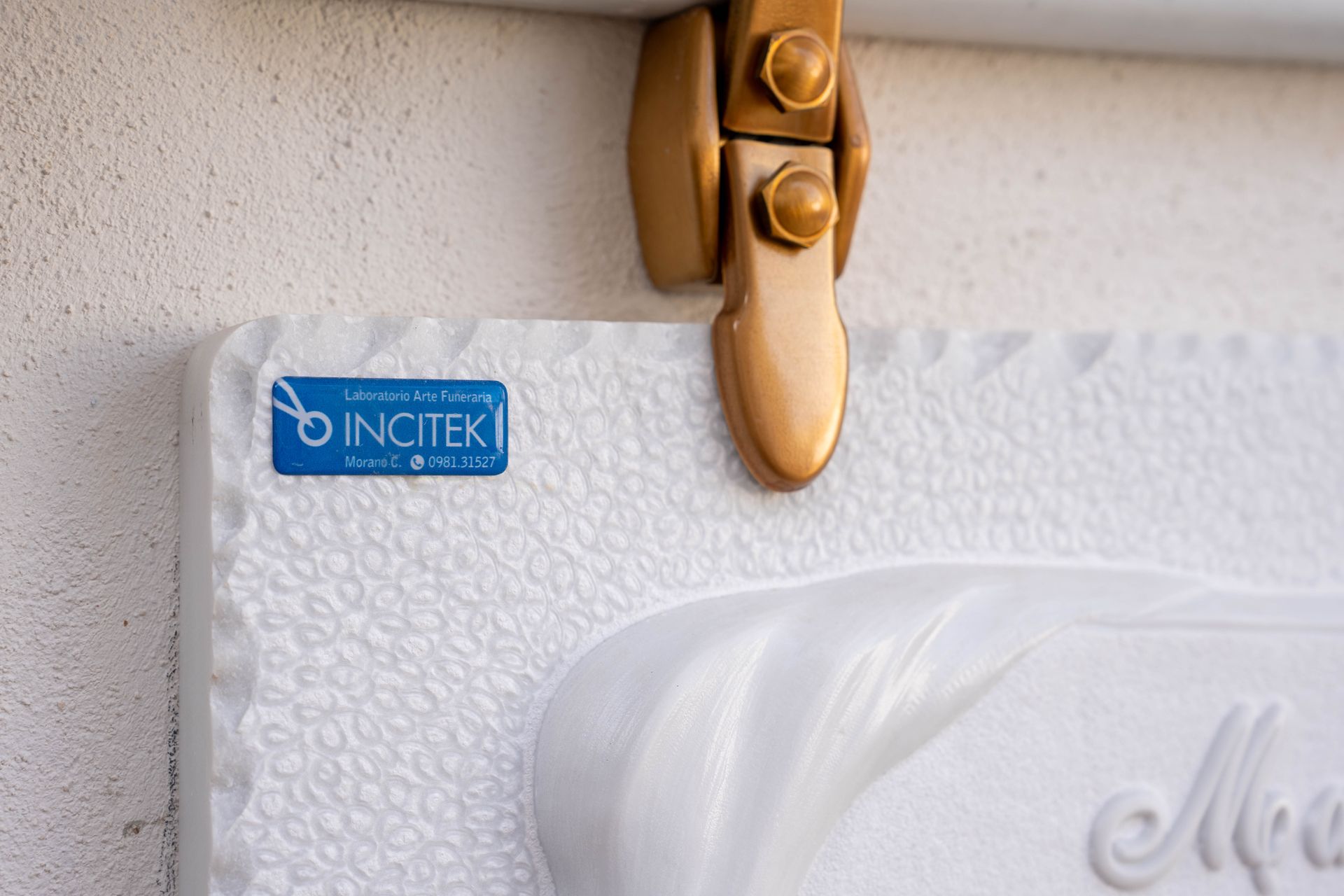 Un articolo bianco con un'etichetta blu che dice incitek