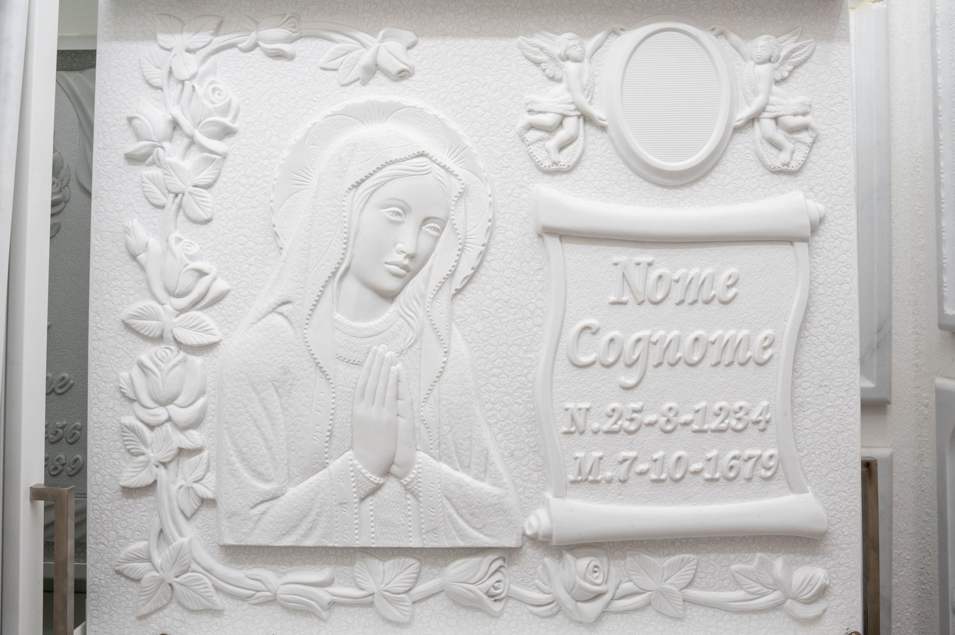 Una targa bianca con l'immagine di una donna che prega.