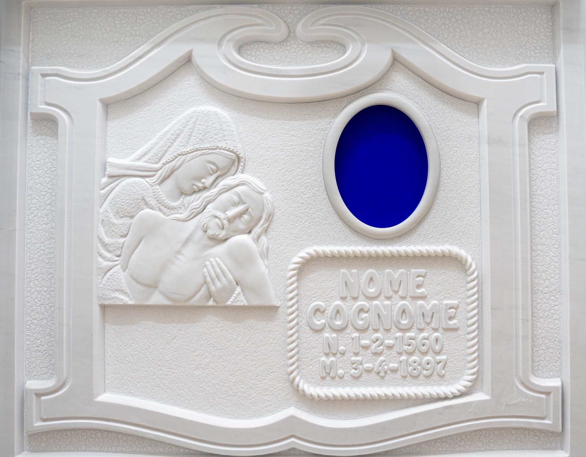 Una targa bianca con l'immagine di Gesù e Maria