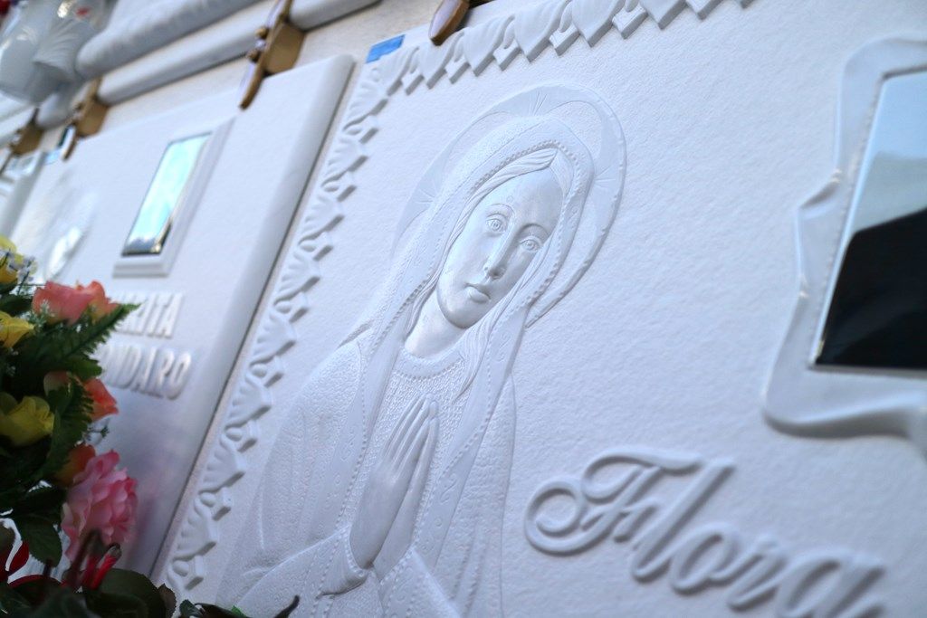 Una targa bianca con la foto di una donna e il nome Florio sopra