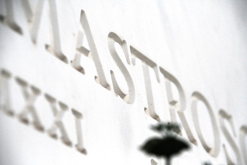 La parola astron è incisa su una superficie bianca