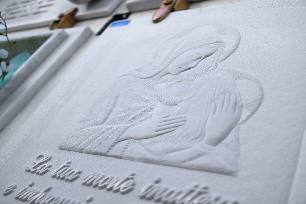 Una targa bianca con l'immagine di Gesù sopra