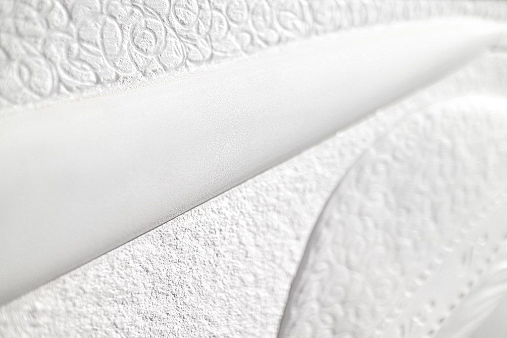 Un primo piano di un foglio di carta bianco con un motivo.