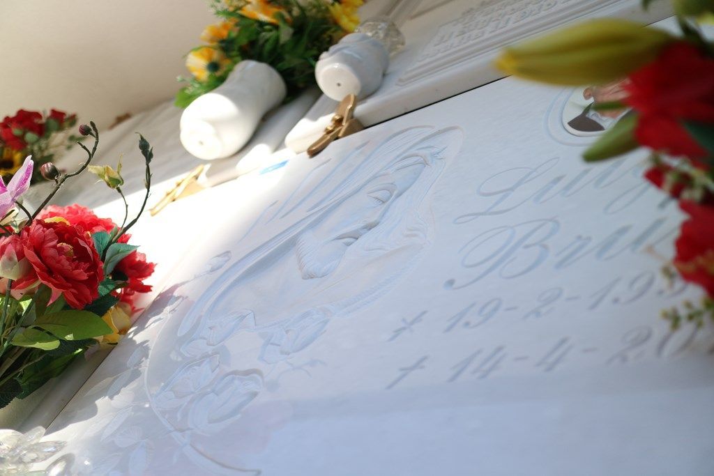 Una lapide con il nome Julia scritto sopra