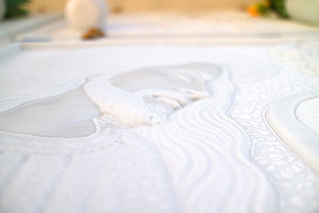 Primo piano di un mucchio di sabbia bianca su un tavolo.