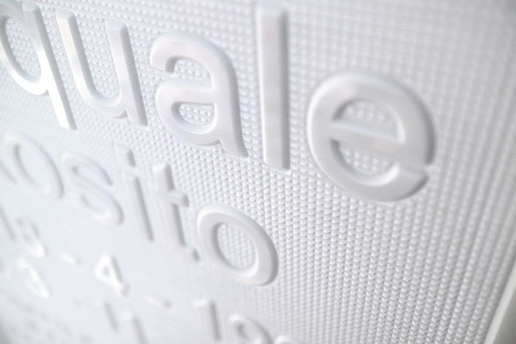 Un primo piano di un cartello bianco con la parola quale scritta sopra.