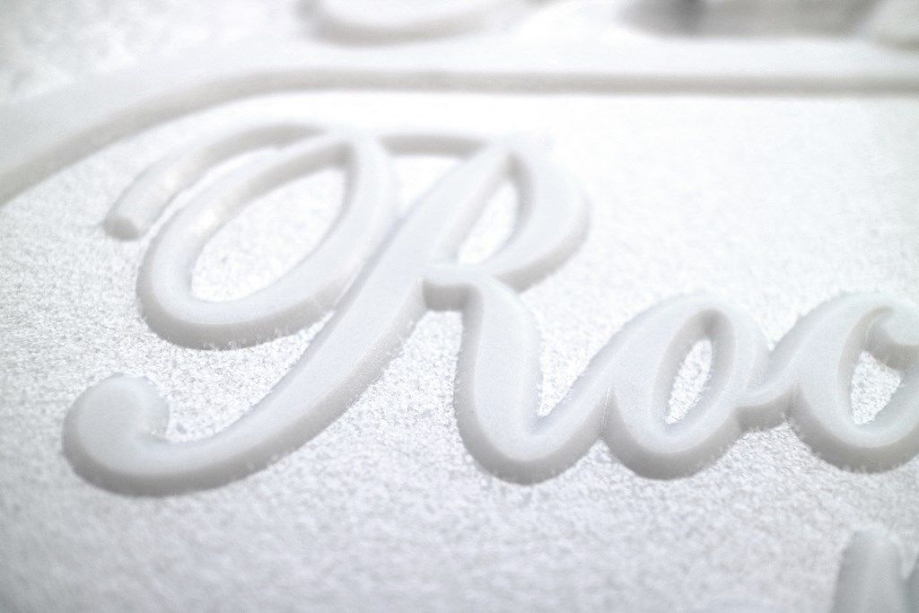 Un primo piano della parola roo su una superficie bianca.