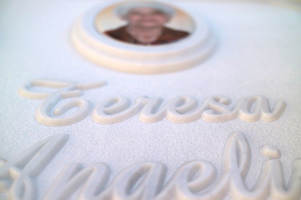 Una targa bianca con il nome teresa sopra