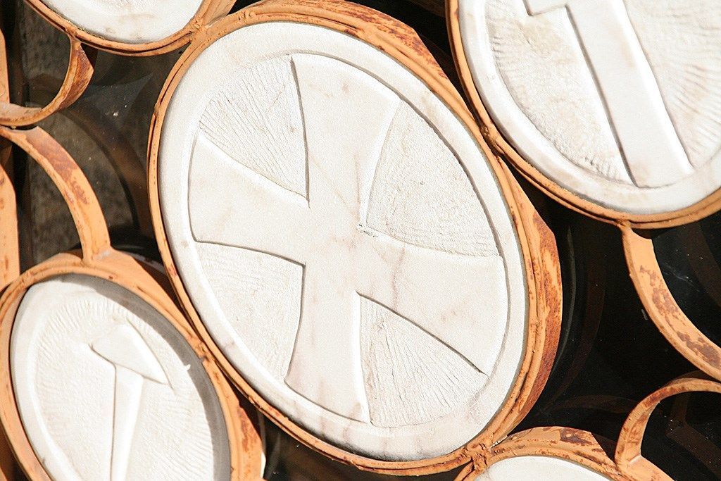 Un mucchio di cerchi con una croce sopra