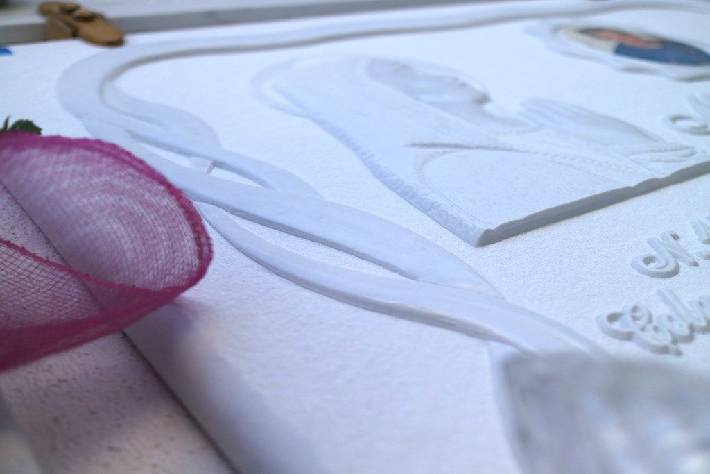 Un oggetto bianco con un nastro rosa sopra