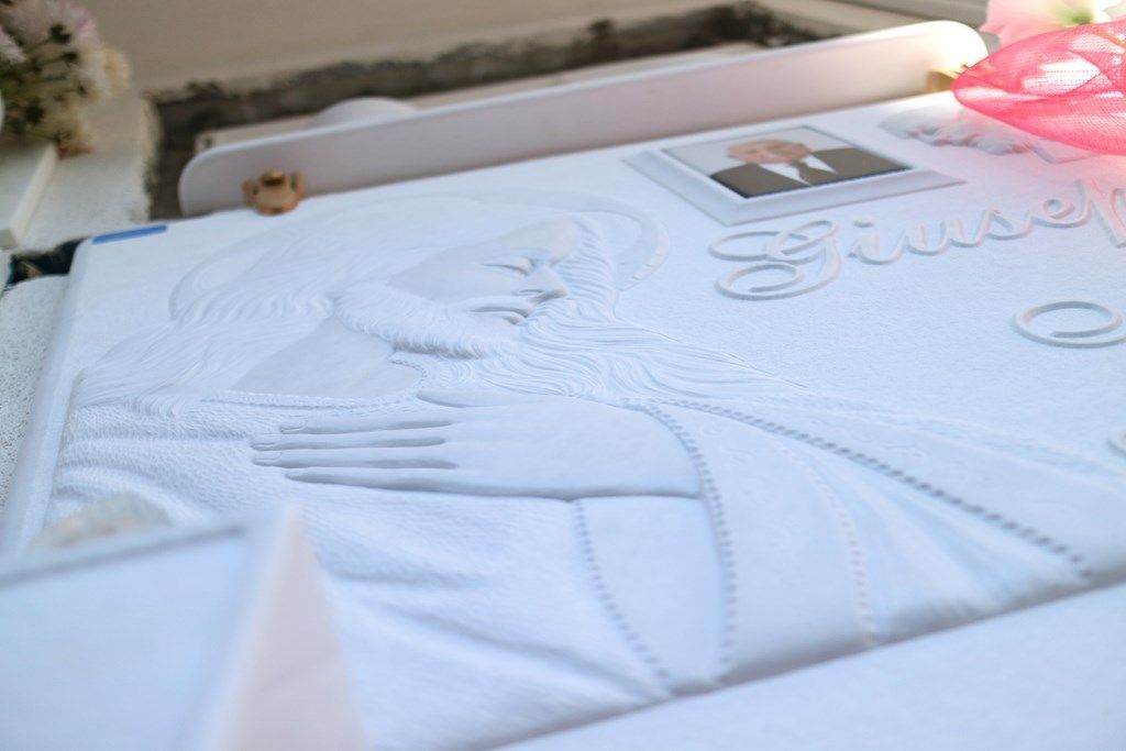 Una coperta bianca con l'immagine di un uomo e la parola finale sopra