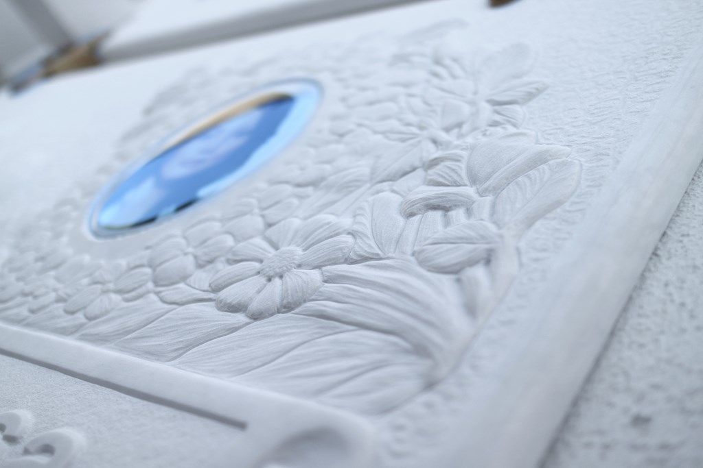 Un primo piano di un muro bianco con un cerchio blu al centro