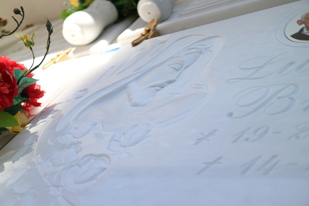 Una targa di marmo bianco con il nome Brian scritto sopra