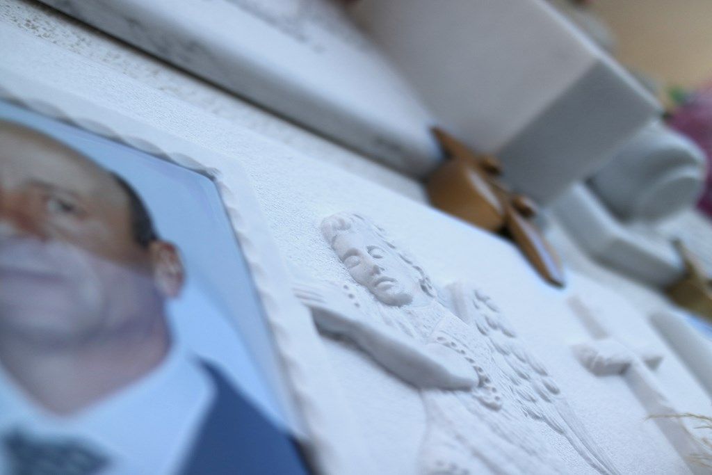 Un primo piano di una foto di un uomo in giacca e cravatta