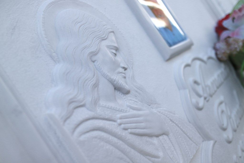 Un primo piano di una statua di Gesù su un muro