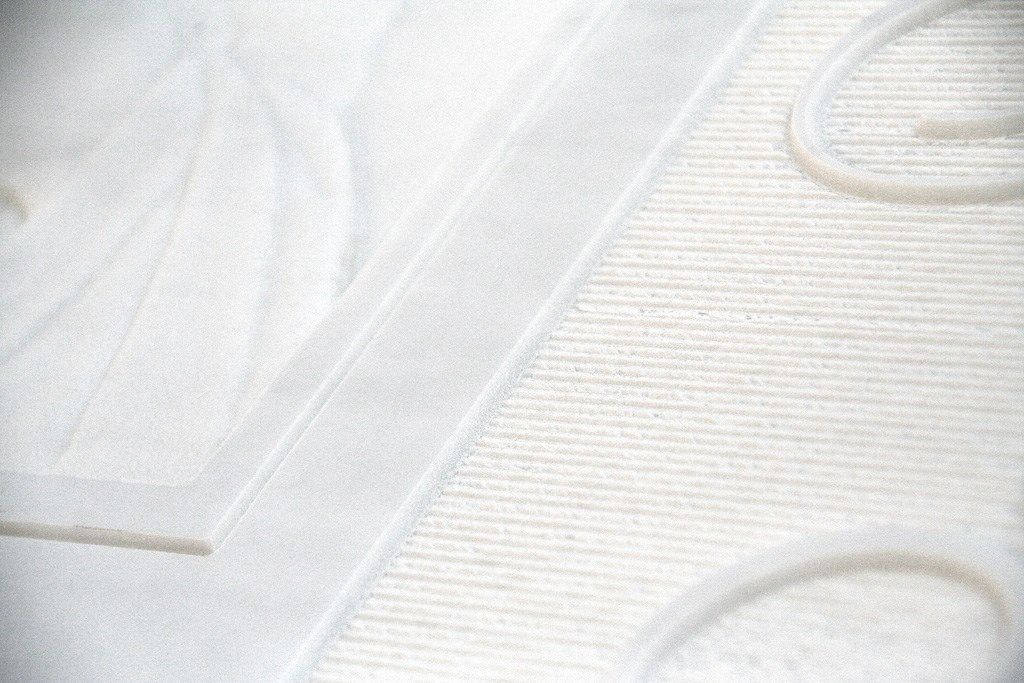 Un primo piano di un asciugamano bianco con la lettera g sopra