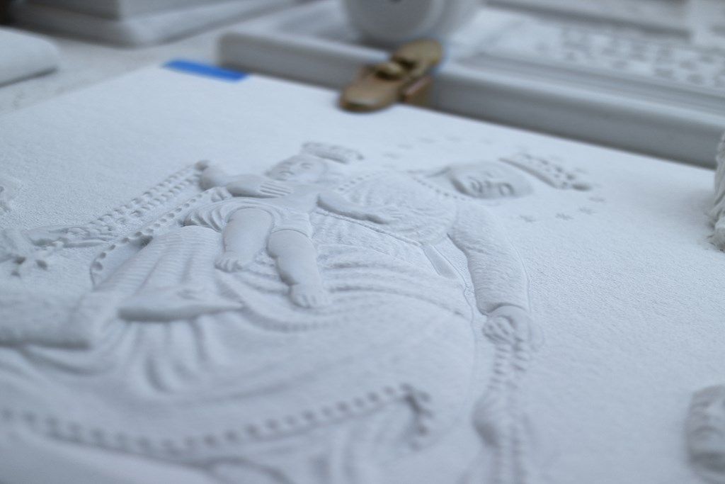 Un primo piano di una statua bianca su un tavolo.