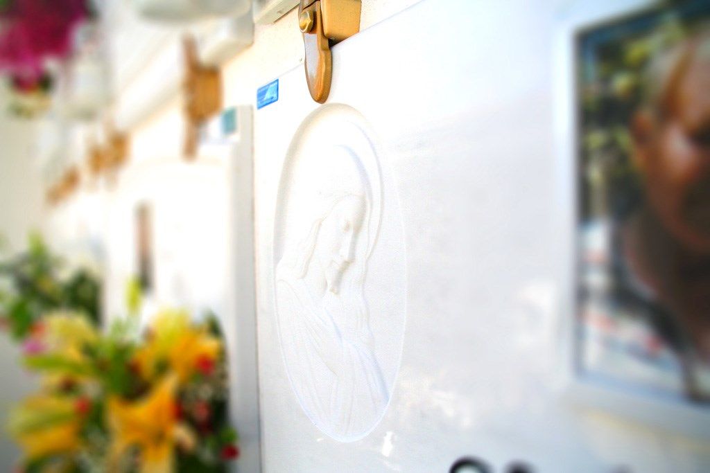 Una lavagna bianca con la foto di una persona sopra