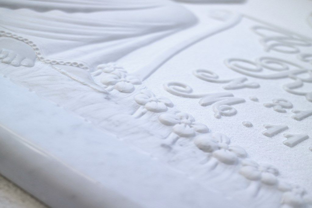 Un primo piano di una targa bianca con la scritta 