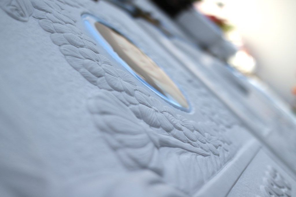 Un primo piano di un pezzo di carta con un buco