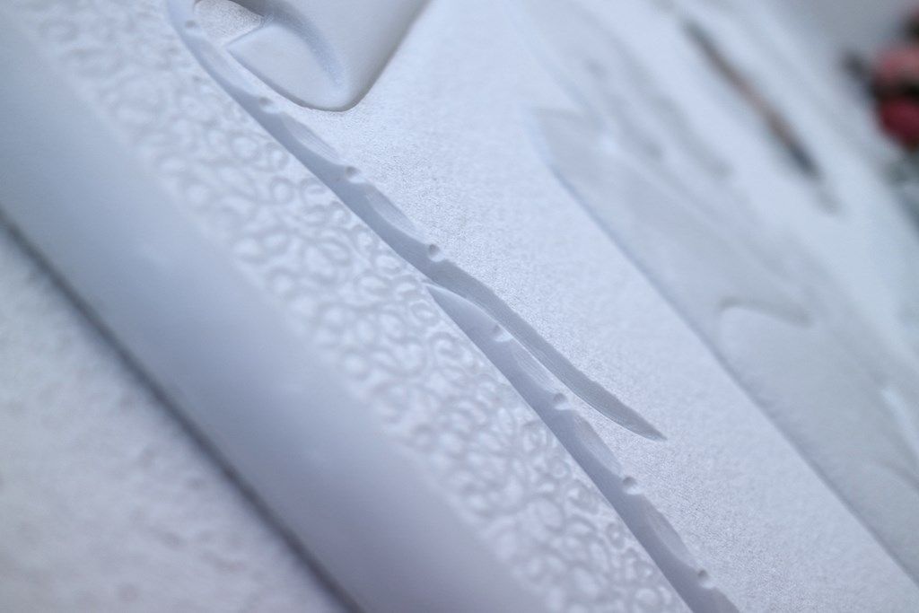 Un primo piano di una superficie bianca con un motivo.