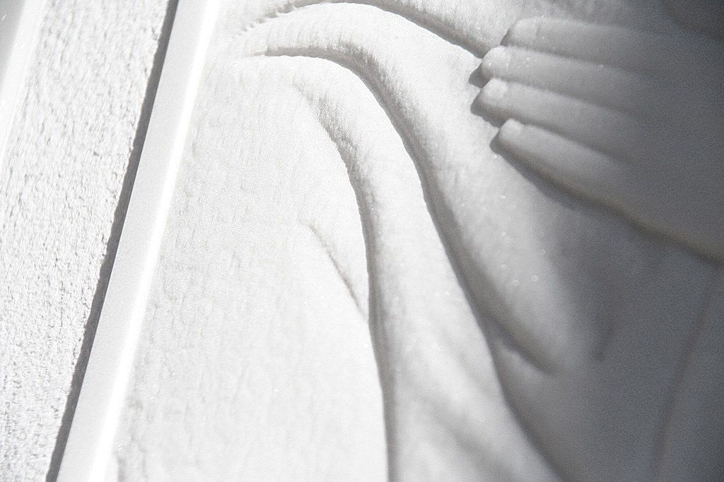 Una foto in bianco e nero delle mani di una persona su un asciugamano.