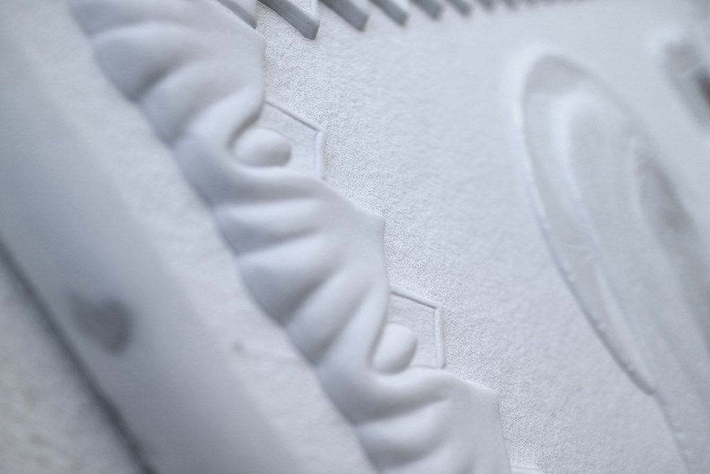 Un primo piano di un oggetto bianco con un motivo.