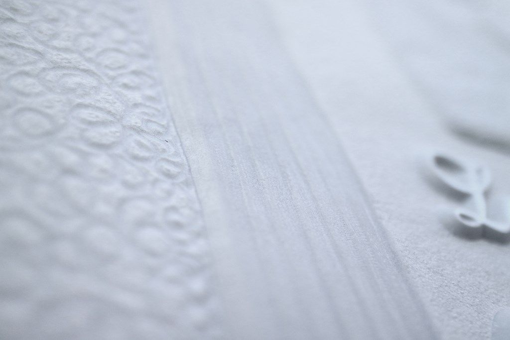 Un primo piano di una superficie bianca con un motivo.