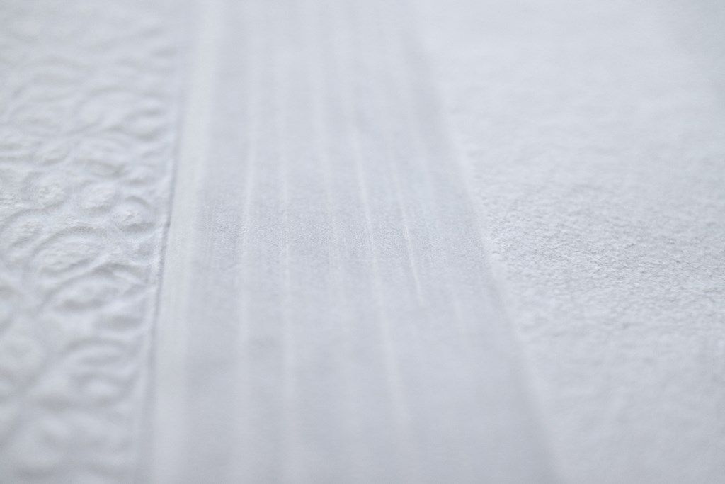 Primo piano di un asciugamano bianco con un motivo.