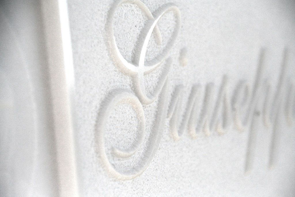 La parola giuseppe è incisa su una superficie bianca