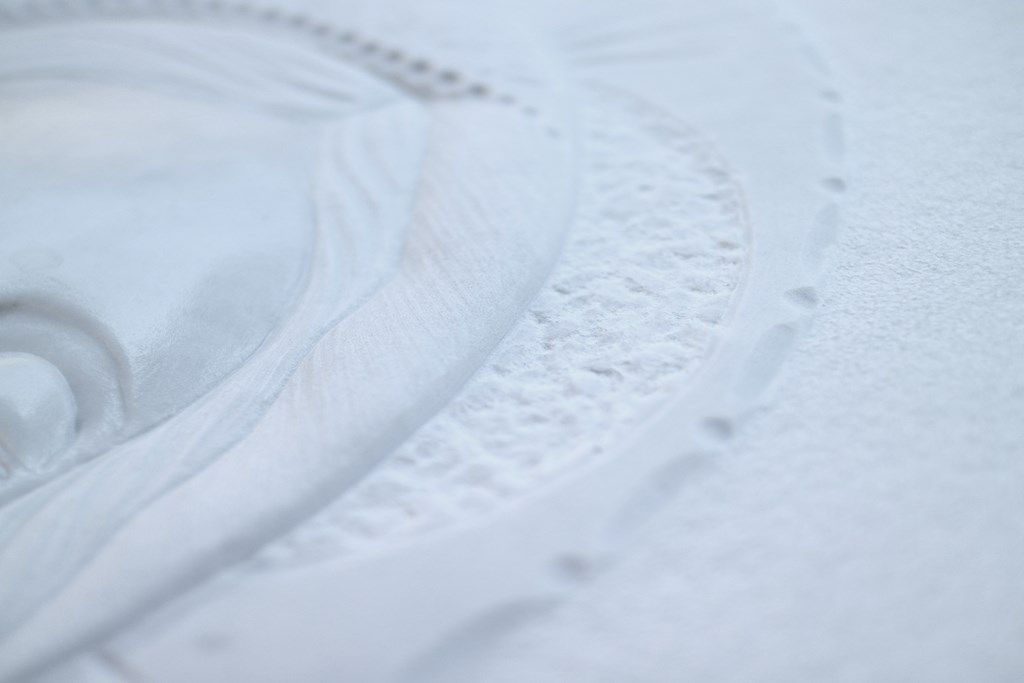 Un primo piano di una superficie bianca con un motivo.