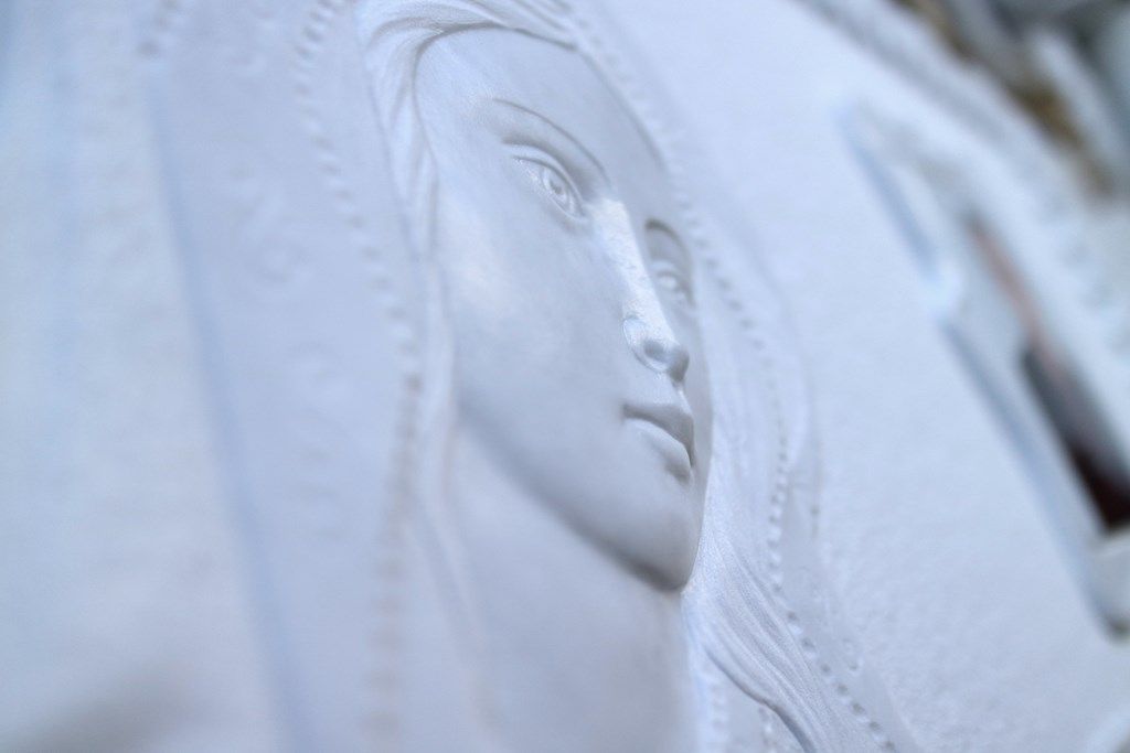 Un primo piano di una statua bianca raffigurante il volto di una donna.