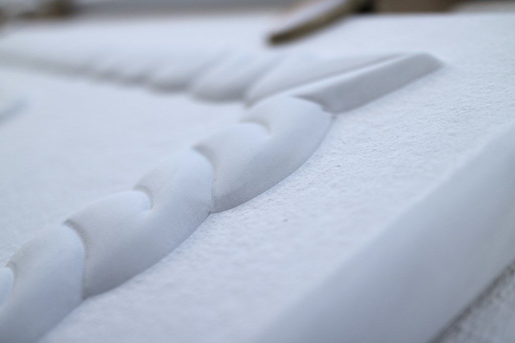 Un primo piano di un materasso bianco su un letto.