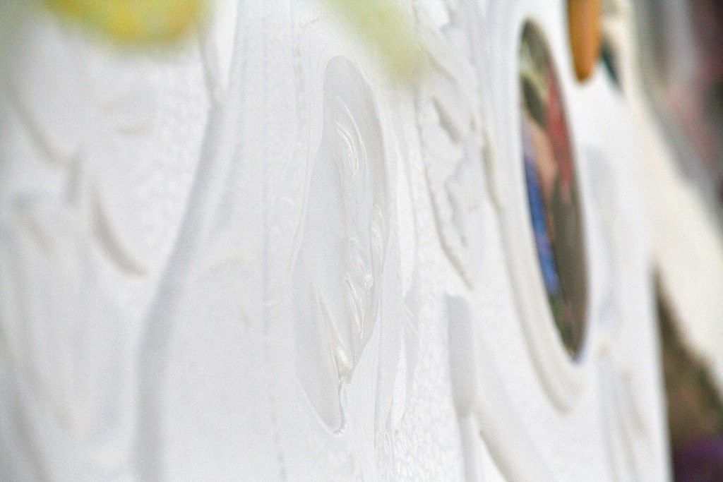 Un primo piano di un panno bianco con un disegno sopra.