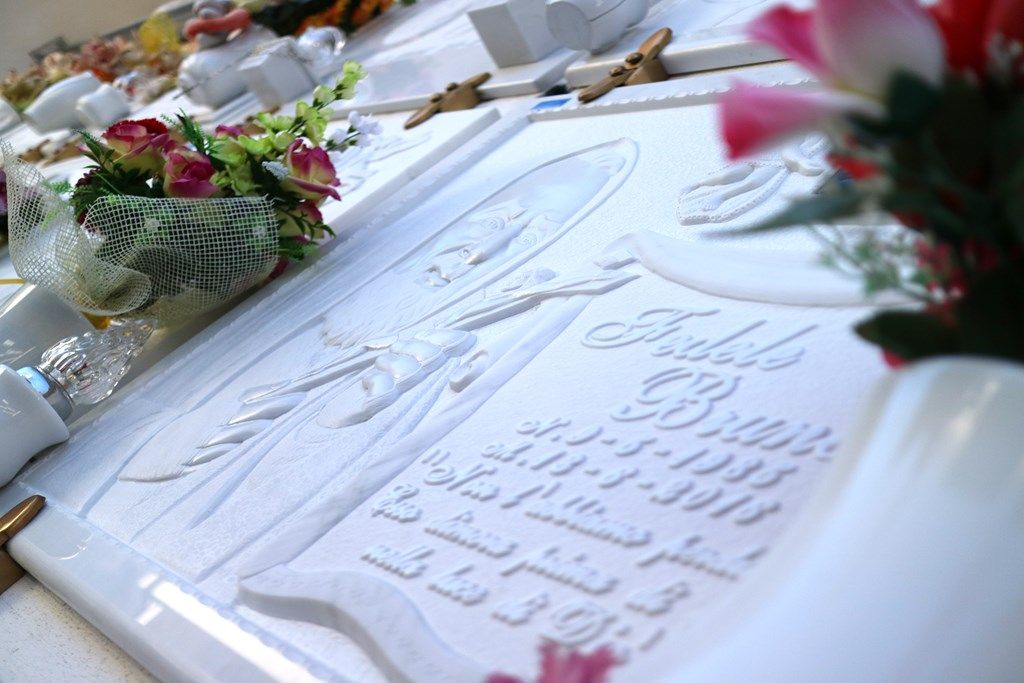 Una targa bianca con una scritta araba sopra