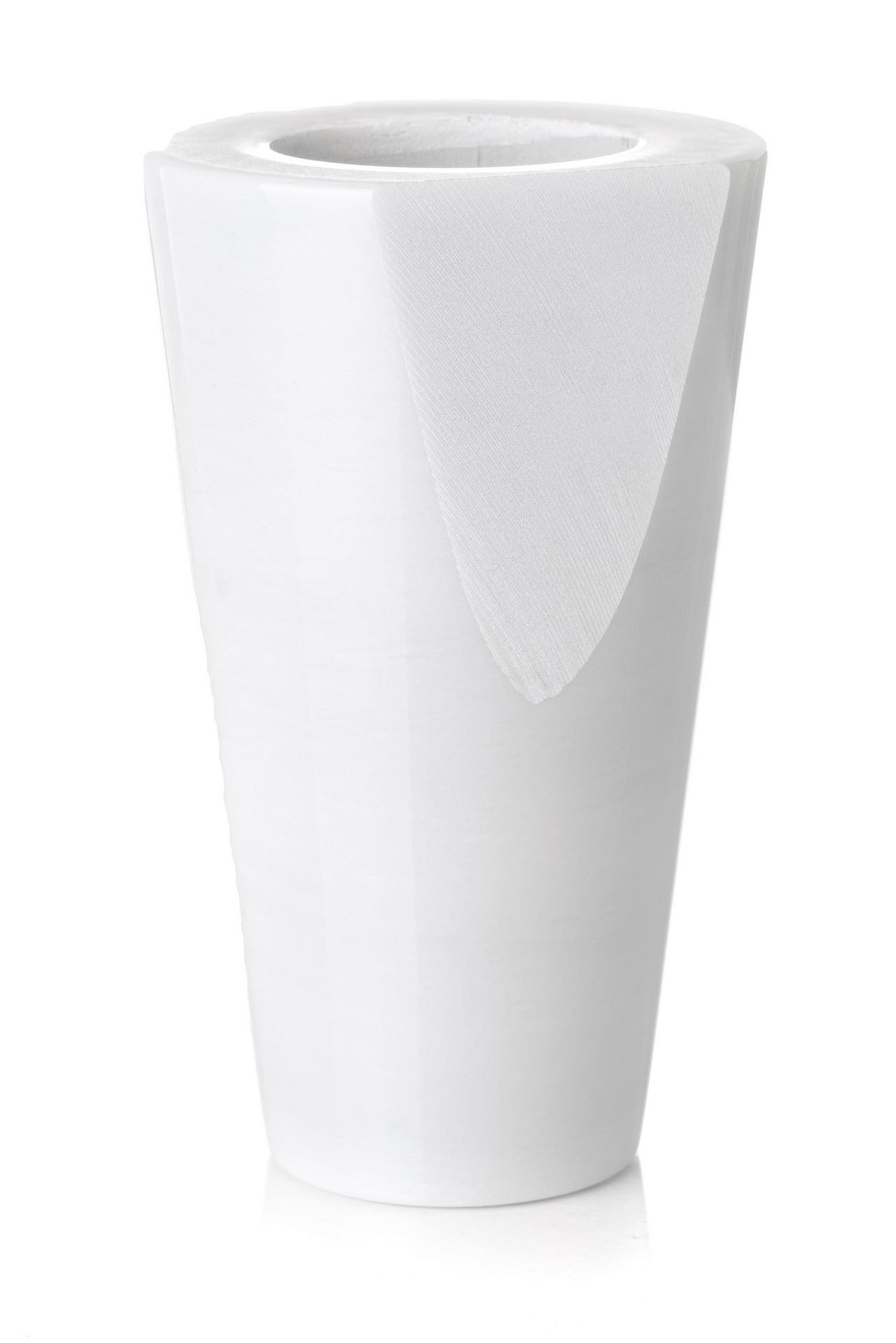 Un vaso bianco con un buco al centro su uno sfondo bianco.