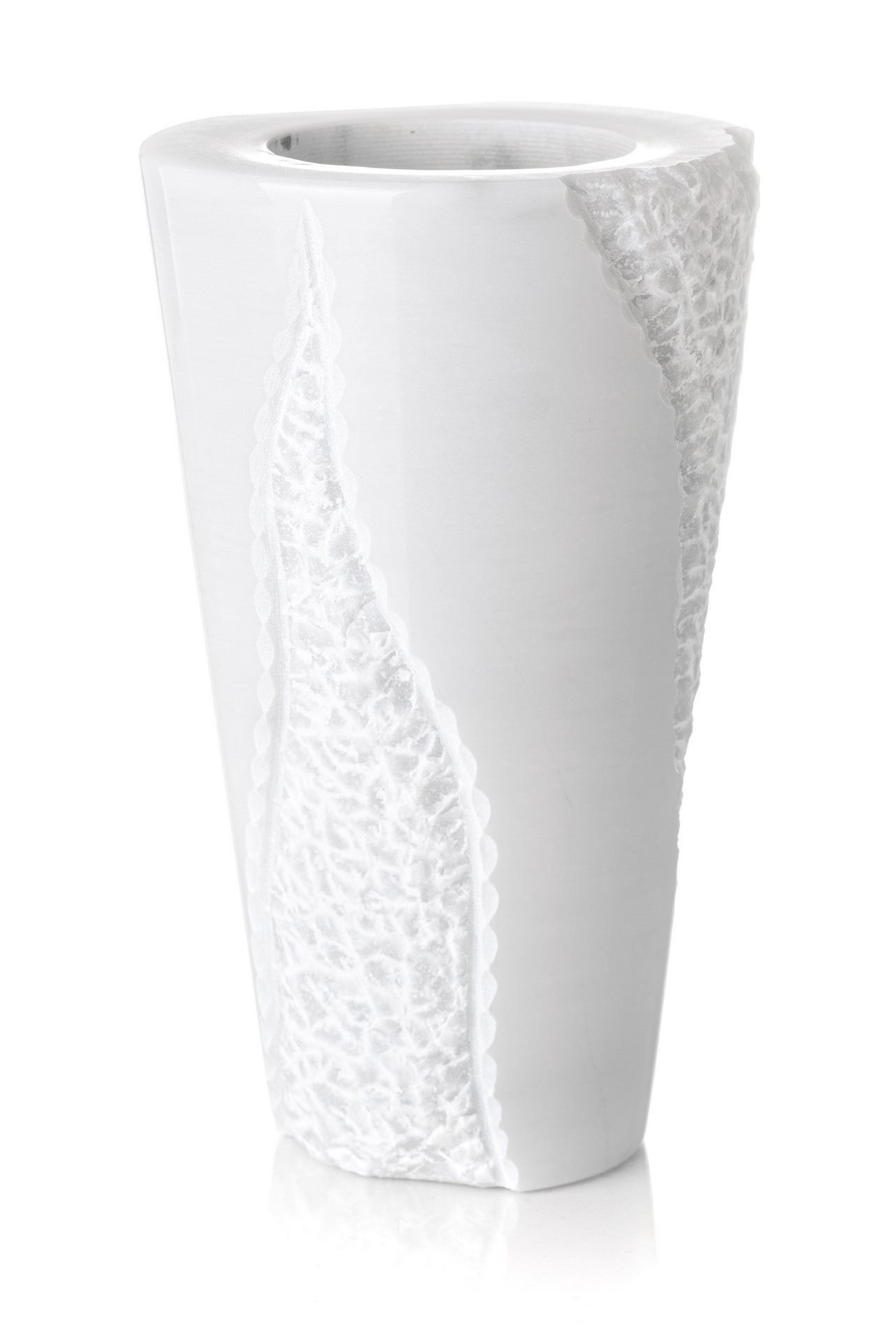 Un vaso bianco con un motivo su uno sfondo bianco.