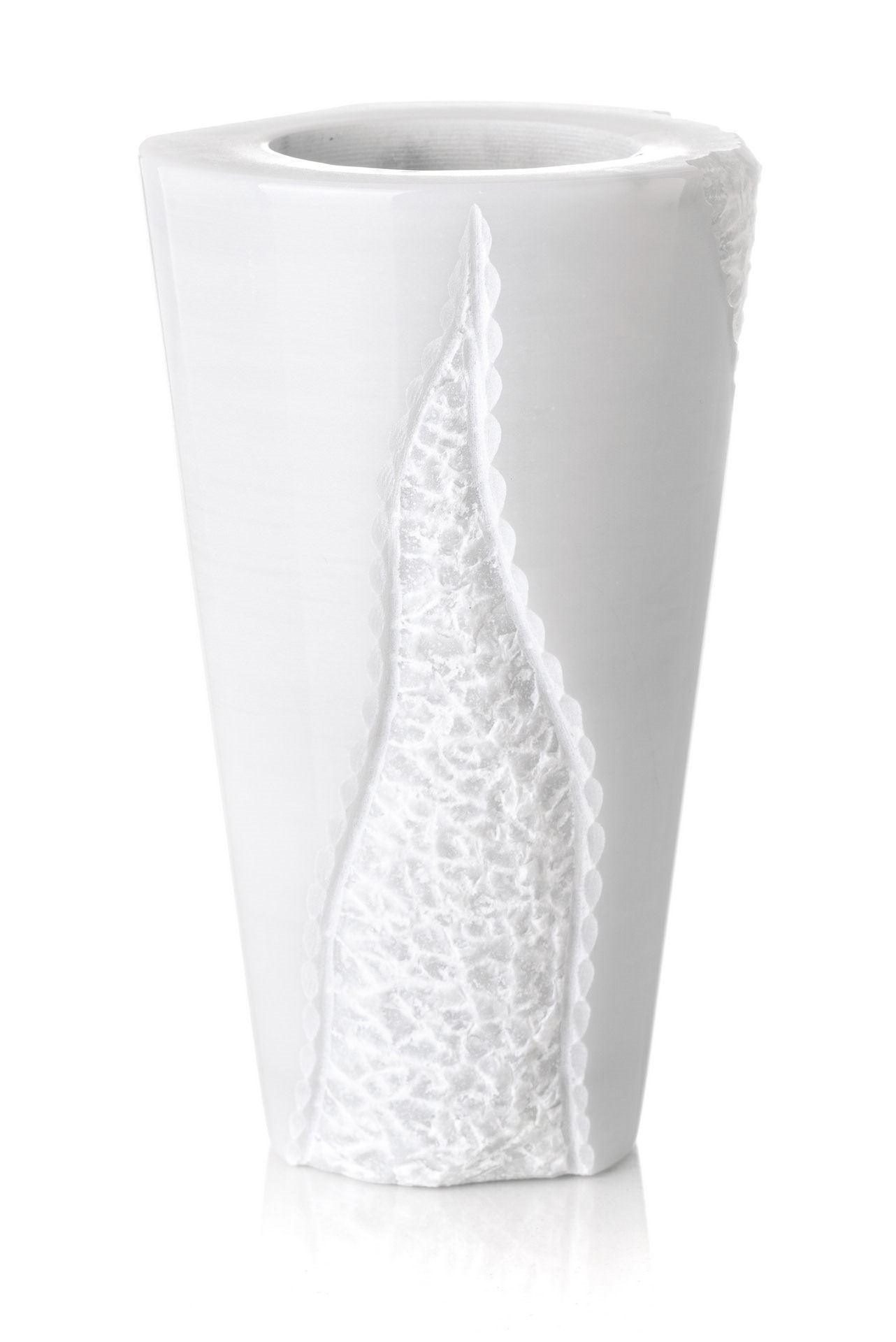 Un vaso bianco con un motivo su uno sfondo bianco.